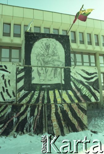 Styczeń 1991, Wilno, Litwa.
Ołtarz przed gmachem parlamentu upamiętniający ofiary z 13 stycznia.
Fot. Wojciech Druszcz, zbiory Ośrodka KARTA