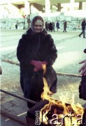 Styczeń 1991, Wilno, Litwa.
Kobieta grzejąca się przy ogniu na placu przed parlamentem.
Fot. Wojciech Druszcz, zbiory Ośrodka KARTA