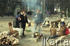 Styczeń 1991, Wilno, Litwa.
Mężczyźni grzejący się przy ogniu na Prospekcie Giedymina.
Fot. Wojciech Druszcz, zbiory Ośrodka KARTA
