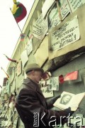 Wiosna 1991, Wilno, Litwa.
Mężczyzna z książką ze zdjęciem Lenina przy umocnieniach parlamentarnych.
Fot. Wojciech Druszcz, zbiory Ośrodka KARTA