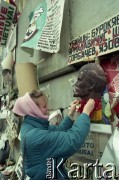 Styczeń 1991, Wilno, Litwa.
Kobieta zawiązująca czerwoną chustę na szyi rzeźby głowy Lenina wiszącej na parlamentarnych umocnieniach.
Fot. Wojciech Druszcz, zbiory Ośrodka KARTA