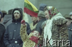Wiosna 1991, Wilno, Litwa.
Mieszkańcy miasta zgromadzeni wokół parlamentu, dziewczynka trzyma flagę Litwy.
Fot. Wojciech Druszcz, zbiory Ośrodka KARTA