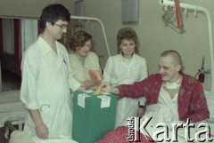 9.02.1991, Litwa.
Referendum w sprawie niepodległości Litwy. Pacjent szpitala podczas głosowania.
Fot. Wojciech Druszcz, zbiory Ośrodka KARTA