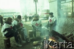 Styczeń 1991, Wilno, Litwa.
Wolontariusze Czerwonego Krzyża wokół ogniska przed parlamentem. 
Fot. Wojciech Druszcz, zbiory Ośrodka KARTA