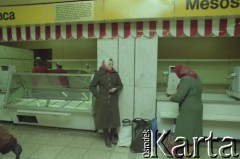 Zima 1991, Wilno, Litwa.
Kobiety w sklepie spożywczym, widoczne puste półki.
Fot. Wojciech Druszcz, zbiory Ośrodka KARTA
