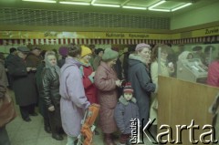 Zima 1991, Wilno, Litwa.
Kolejka w sklepie spożywczym.
Fot. Wojciech Druszcz, zbiory Ośrodka KARTA
