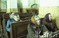Zima 1990, Litwa.
Kobiety z dzieckiem na modlitwie w wiejskim kościele.
Fot. Wojciech Druszcz, zbiory Ośrodka KARTA