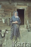 1991, Litwa.-Białoruś.
Starsza kobieta mieszkająca wraz z mężem na pustkowiu na granicy litewsko-białoruskiej.
Fot. Wojciech Druszcz, zbiory Ośrodka KARTA
