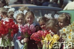 Lata 90., Wilno, Litwa.
Dziewczynki z kwiatkami.
Fot. Wojciech Druszcz, zbiory Ośrodka KARTA
