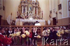 Lata 90., Wilno, Litwa.
Dzieci z kwiatami przy ołtarzu w kościele.
Fot. Wojciech Druszcz, zbiory Ośrodka KARTA