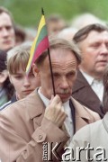 Wiosna 1991, Wilno, Litwa.
Manifestacja niepodległościowa, na pierwszym planie mężczyzna z flagą Litwy.
Fot. Wojciech Druszcz, zbiory Ośrodka KARTA