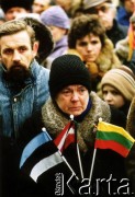 Styczeń 1991, Wilno, Litwa.
Miasto po interwencji wojsk radzieckich. Tłum mieszkańców zgromadzony w centrum miasta, na pierwszym planie kobieta z flagami Litwy, Łotwy i Estoni. 
Fot. Wojciech Druszcz, zbiory Ośrodka KARTA