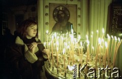 1990-1991, Ryga, Łotwa.
Kobieta zapalająca świece w cerkwi.
Fot. Wojciech Druszcz, zbiory Ośrodka KARTA
