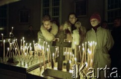 1990-1991, Ryga, Łotwa.
Kobieta zapalająca świece w cerkwi.
Fot. Wojciech Druszcz, zbiory Ośrodka KARTA
