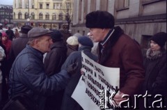 1991, Ryga, Łotwa.
Dyskusja między zwolennikiem i przeciwnikiem niepodległości kraju.
Fot. Wojciech Druszcz, zbiory Ośrodka KARTA