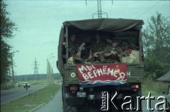 Wrzesień 1991, Ryga, Łotwa.
Radzieckie siły specjalne (OMON) opuszczają kraj. Na ciężarówce transparent: 