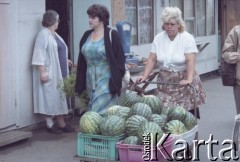 1991, Ryga, Łotwa.
Bazar, kobieta prowadzi wózek z arbuzami.
Fot. Wojciech Druszcz, zbiory Ośrodka KARTA