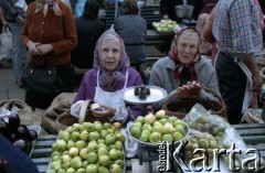 1991, Ryga, Łotwa.
Bazar, kobiety sprzedające owoce.
Fot. Wojciech Druszcz, zbiory Ośrodka KARTA