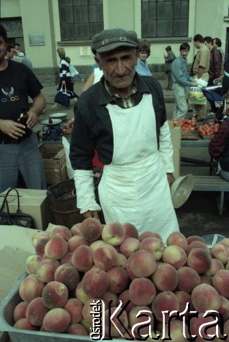 1991, Ryga, Łotwa.
Bazar, mężczyzna sprzedający brzoskwinie.
Fot. Wojciech Druszcz, zbiory Ośrodka KARTA