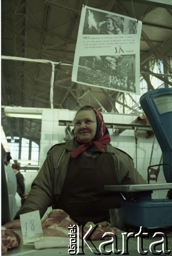 1991, Ryga, Łotwa.
Bazar, kobieta sprzedająca mięso, nad nią wisi plakat dotyczący referendum.
Fot. Wojciech Druszcz, zbiory Ośrodka KARTA
