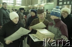 1991, Ryga, Łotwa.
Bazar, chłopiec rozdaje gazetki i plakaty dotyczące referendum.
Fot. Wojciech Druszcz, zbiory Ośrodka KARTA