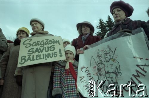 Styczeń 1991, Ryga, Łotwa.
Kobiety z antyradzieckimi transparentami podczas manifestacji.
Fot. Wojciech Druszcz, zbiory Ośrodka KARTA