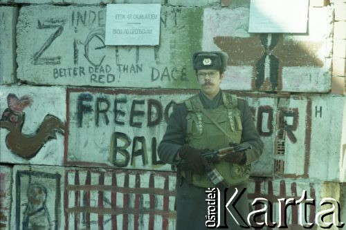 1991, Ryga, Łotwa.
Żołnierz przy murze otaczającym parlament.
Fot. Wojciech Druszcz, zbiory Ośrodka KARTA