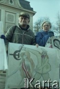 Marzec 1991, Ryga, Łotwa
Uczestnicy manifestacji z transparentami.
Fot. Wojciech Druszcz, zbiory Ośrodka KARTA