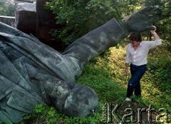 1991, Ryga, Łotwa. 
Zdemontowany  po odzyskaniu niepodległości przez Łotwę pomnik Włodzimierza Lenina porzucony w lesie na przedmieściach Rygi.
Fot. Wojciech Druszcz, zbiory Ośrodka KARTA