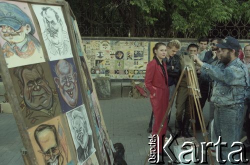 1991, Moskwa (?), Rosja.
Karykaturzysta rysujący portrety na ulicy.
Fot. Wojciech Druszcz, zbiory Ośrodka KARTA