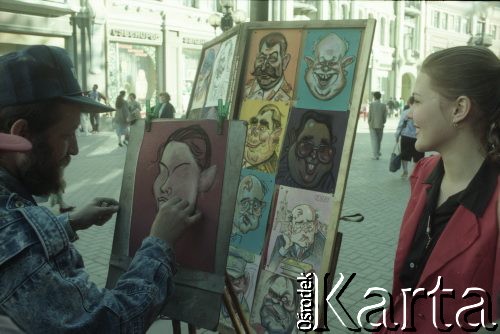 1991, Moskwa (?), Rosja.
Karykaturzysta rysujący na ulicy portret młodej dziewczyny.
Fot. Wojciech Druszcz, zbiory Ośrodka KARTA
