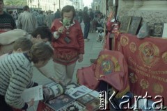 1991, Moskwa (?), Rosja.
Uliczne stoisko ze sztandarami, książkami i ikonami.
Fot. Wojciech Druszcz, zbiory Ośrodka KARTA