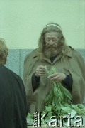 1991, Moskwa (?), Rosja.
Mężczyzna układający bukiety z kwiatów.
Fot. Wojciech Druszcz, zbiory Ośrodka KARTA