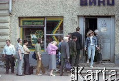 1991, Moskwa (?), Rosja.
Kolejka do sklepu monopolowego.
Fot. Wojciech Druszcz, zbiory Ośrodka KARTA