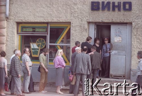 1991, Moskwa (?), Rosja.
Kolejka do sklepu monopolowego, w drzwiach stoi milicjant.
Fot. Wojciech Druszcz, zbiory Ośrodka KARTA