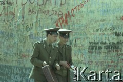 Wiosna 1991, Moskwa, Rosja.
Dwaj żołnierze na tle ściany pokrytej graffiti.
Fot. Wojciech Druszcz, zbiory Ośrodka KARTA