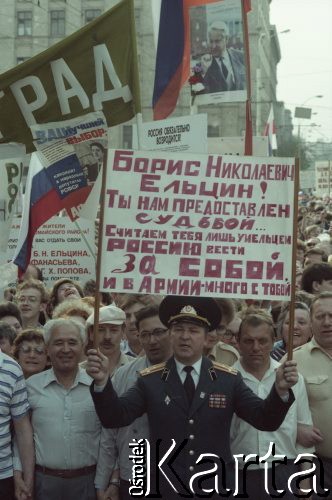 Wiosna 1991, Moskwa, Rosja.
Miasto w dniach kampanii prezydenckiej. Manifestacja zwolenników Borysa Jelcyna.
Fot. Wojciech Druszcz, zbiory Ośrodka KARTA