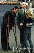 1990, Moskwa, Rosja.
Mężczyzna o kulach i chłopiec przy makiecie Michaiła Gorbaczowa.
Fot. Wojciech Druszcz, zbiory Ośrodka KARTA
