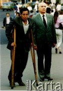 1990, Moskwa, Rosja.
Mężczyzna o kulach przy makiecie Michaiła Gorbaczowa.
Fot. Wojciech Druszcz, zbiory Ośrodka KARTA