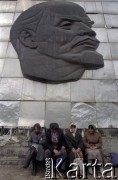 Maj 1991, okolice Erewania, Armenia.
Ludzie oczekujący na transport pod płaskorzeźbą Lenina.
Fot. Wojciech Druszcz, zbiory Ośrodka KARTA