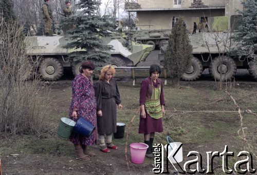 1991, Armenia. 
Konflikt Armenii z Azerbejdżanem o Górski Karabach. Uchodźcy z Górskiego Karabachu.
Fot. Wojciech Druszcz, zbiory Ośrodka KARTA