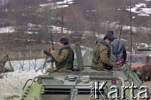 Marzec 1991, Osetia Południowa.
Konflikt gruzińsko-osetyński. Żołnierze rosyjscy ewakuują wioski będące pod ostrzałem.
Fot. Wojciech Druszcz, zbiory Ośrodka KARTA