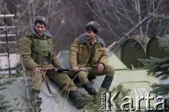 1991, Osetia Południowa.
Konflikt gruzińsko-osetyński. Żołnierze siedzący na czołgu.
Fot. Wojciech Druszcz, zbiory Ośrodka KARTA
