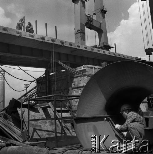 1974, Dąbrowa Górnicza, Polska.
Budowa Huty Katowice - największego i najnowocześniejszego w PRL kombinatu metalurgicznego.
Fot. Wojciech Druszcz, zbiory Ośrodka KARTA
