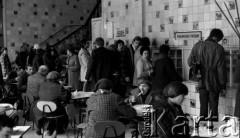 1978, Warszawa, Polska.
Kolejka w barze mlecznym.
Fot. Wojciech Druszcz, zbiory Ośrodka KARTA
