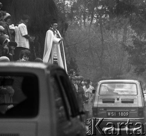 Maj 1979, Podkowa Leśna, Polska.
Autosacrum - msza święta w intencji kierowców oraz poświecenie samochodów i motocykli; organizowana przy kościele św. Krzysztofa.
Fot. Wojciech Druszcz, zbiory Ośrodka KARTA