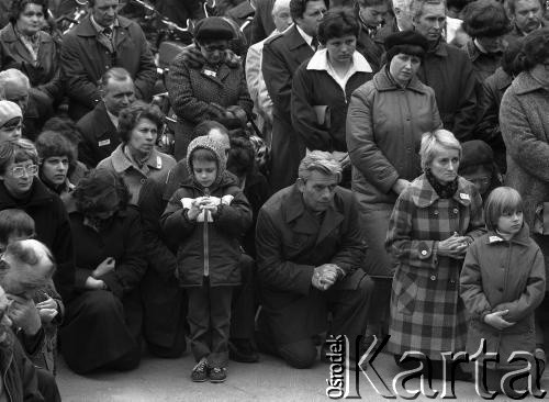 Maj 1979, Podkowa Leśna, Polska.
Autosacrum - msza święta w intencji kierowców oraz poświecenie samochodów i motocykli; organizowana przy kościele św. Krzysztofa.
Fot. Wojciech Druszcz, zbiory Ośrodka KARTA