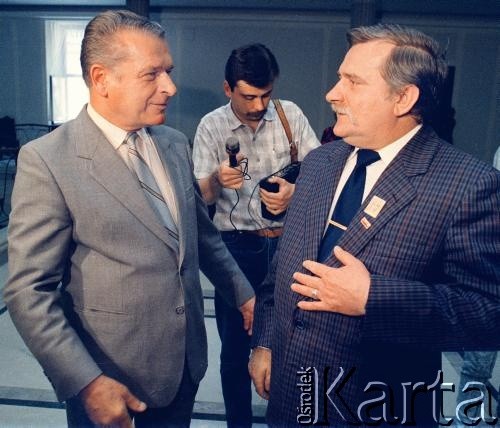 1988, Warszawa, Polska.
Minister Spraw Wewnętrznych generał Czesław Kiszczak i Przewodniczący NSZZ 