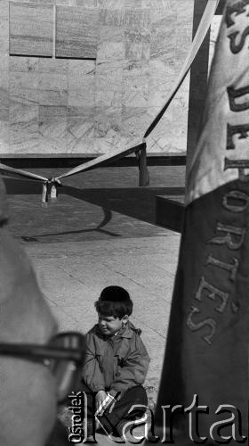 19.04.1988, Warszawa, Polska.
45. rocznica Powstania w Getcie Warszawskim. Uroczystości pod pomnikiem Umschlagplatz. Brali w nich udział więźniowie obozów koncentracyjnych, delegacje z Izraela i całego świata oraz przedstawiciele Solidarności. 
Fot. WojciechDruszcz, zbiory Ośrodka KARTA