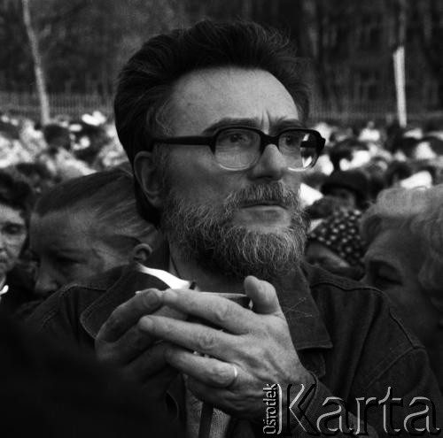 19.04.1988, Warszawa, Polska.
45. rocznica Powstania w Getcie Warszawskim. Uroczystości pod pomnikiem Bohaterów Getta oraz marsz ulicą Stawki pod Pomnik Umschlagplatz. Brali w nich udział więźniowie obozów koncentracyjnych, delegacje z Izraela i całego świata oraz przedstawiciele Solidarności. 
Fot. WojciechDruszcz, zbiory Ośrodka KARTA